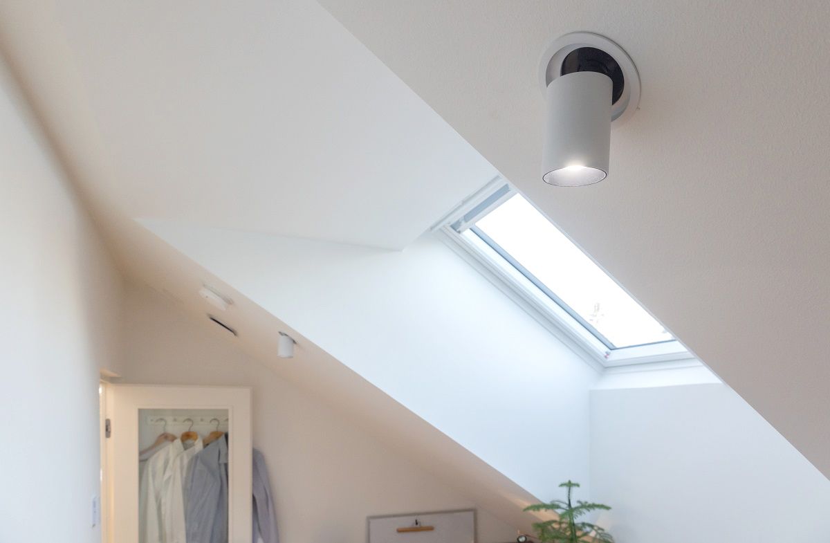 Gli spot KOLO sono la scelta giusta per illuminare un soffitto ripido in uno studio, perché possono essere orientati esattamente nella direzione desiderata.